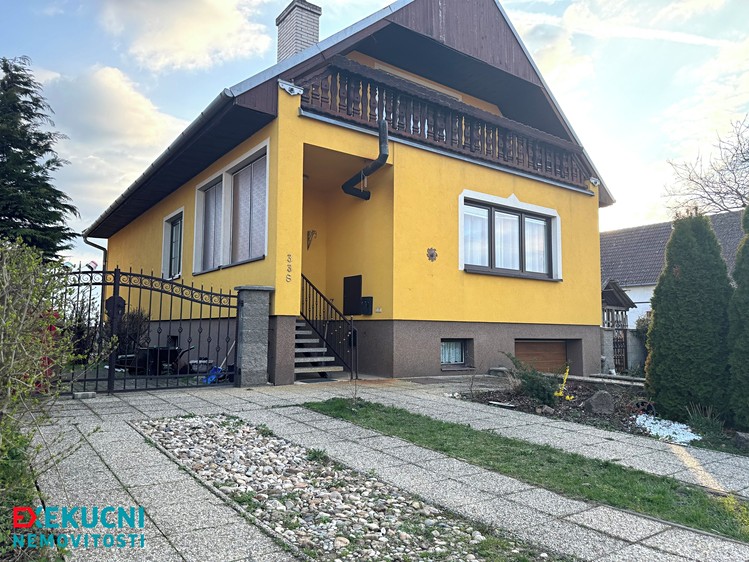 Prodej rodinného domu 228 m², pozemek 617 m² - foto 3