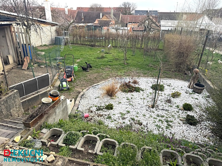 Prodej rodinného domu 228 m², pozemek 617 m² - foto 7