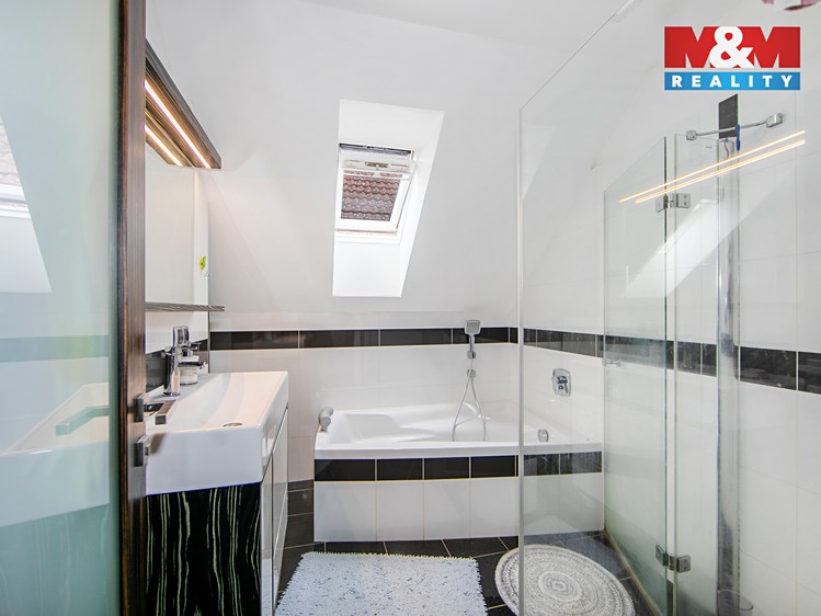 Prodej rodinného domu 269 m², pozemek 542 m² - foto 2