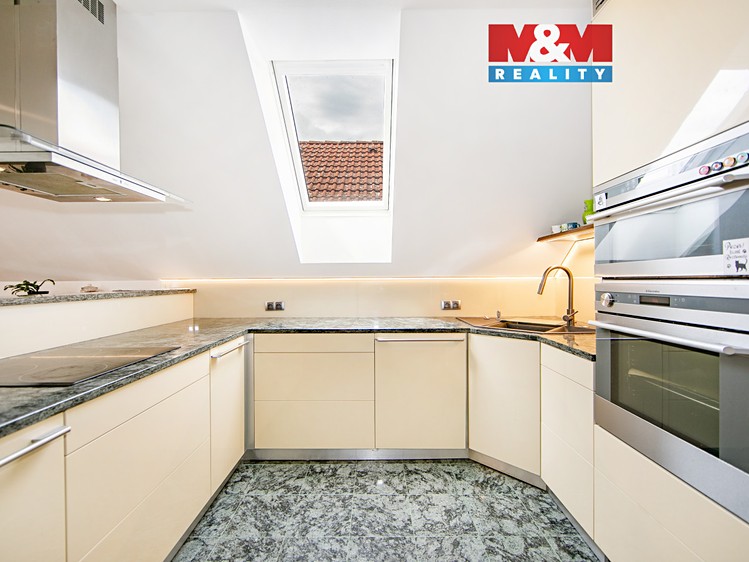 Prodej rodinného domu 269 m², pozemek 542 m² - foto 1