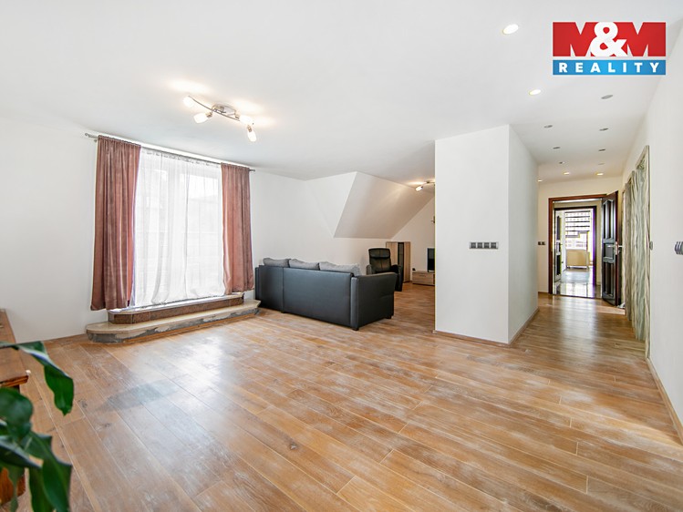 Prodej rodinného domu 269 m², pozemek 542 m² - foto 7