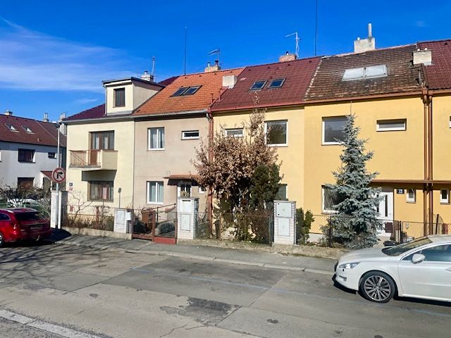 Prodej rodinného domu 138 m², pozemek 124 m² - foto 1