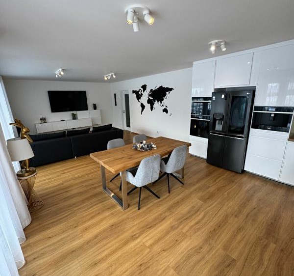 Prodej rodinného domu 204 m², pozemek 843 m² - foto 1