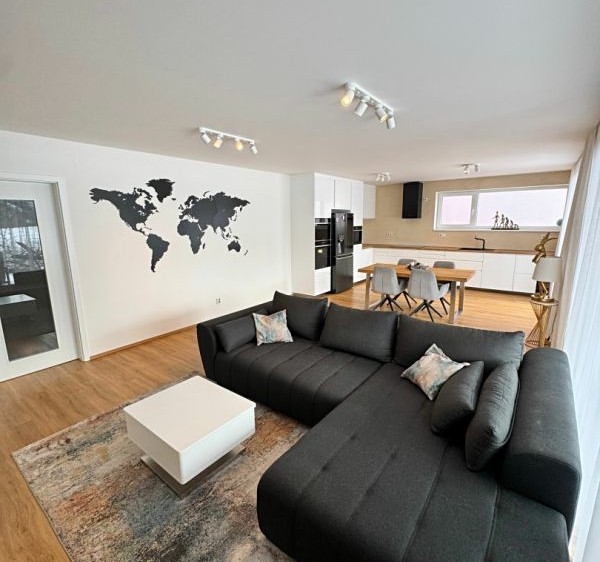 Prodej rodinného domu 204 m², pozemek 843 m² - foto 2
