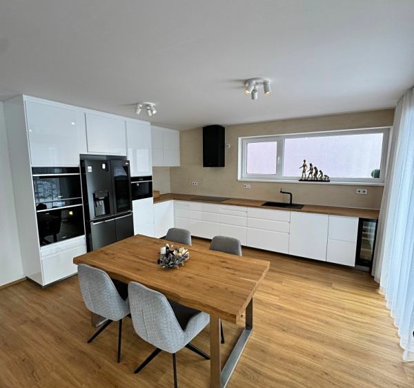 Prodej rodinného domu 204 m², pozemek 843 m² - foto 3