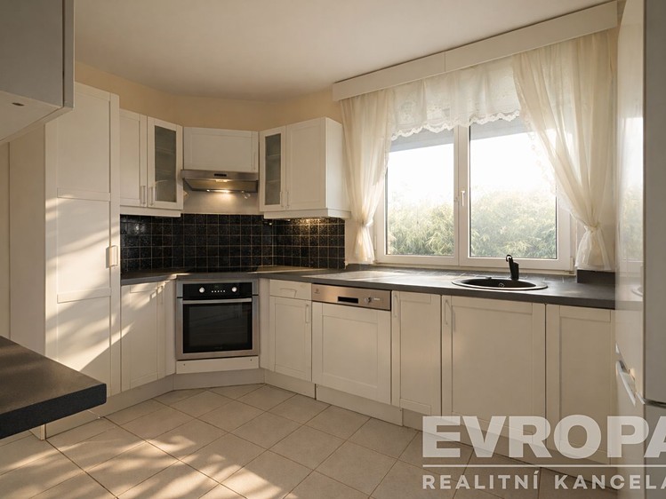 Prodej  rodinného domu 196 m², pozemek 769 m² - foto 4