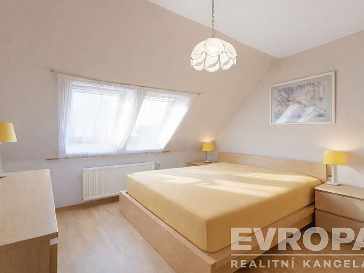 Prodej  rodinného domu 196 m², pozemek 769 m² - foto 5
