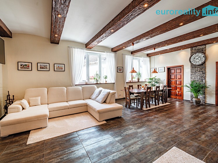 Prodej rodinného domu 274 m², pozemek 627 m² - foto 2