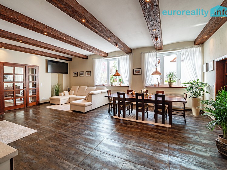 Prodej rodinného domu 274 m², pozemek 627 m² - foto 5