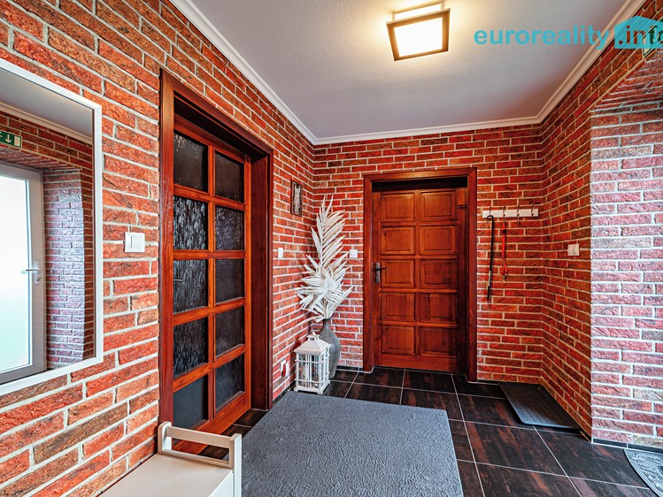 Prodej rodinného domu 274 m², pozemek 627 m² - foto 8