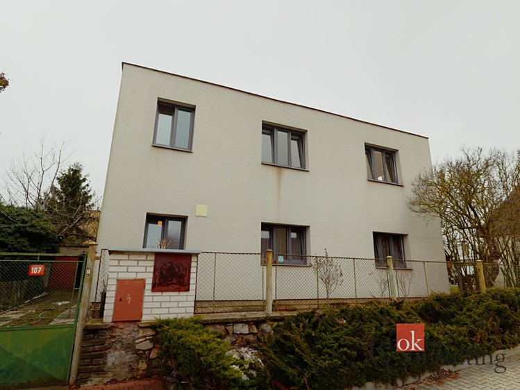 Prodej rodinného domu 205 m², pozemek 698 m² - foto 1