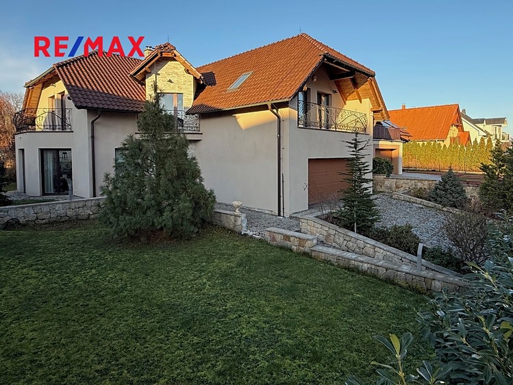 Prodej rodinného domu 328 m², pozemek 853 m² - foto 1