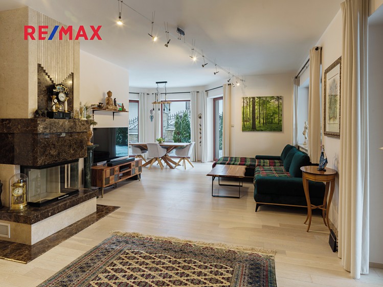 Prodej rodinného domu 328 m², pozemek 853 m² - foto 2
