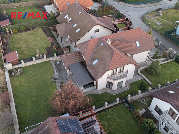 Prodej rodinného domu 328 m², pozemek 853 m² - foto 7