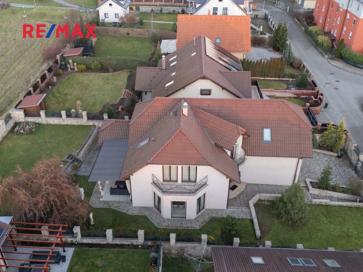 Prodej rodinného domu 328 m², pozemek 853 m² - foto 8
