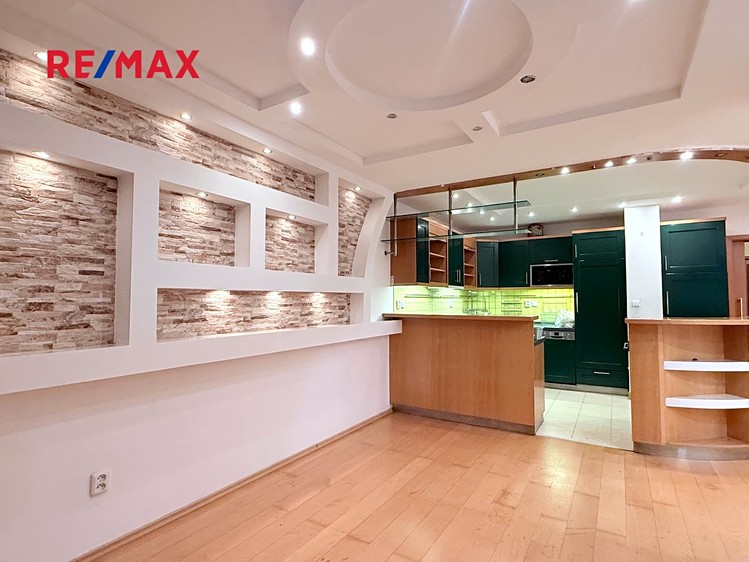 Prodej rodinného domu 177 m², pozemek 284 m² - foto 2