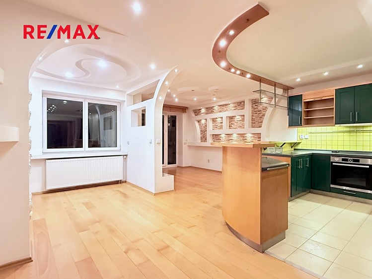 Prodej rodinného domu 177 m², pozemek 284 m² - foto 1