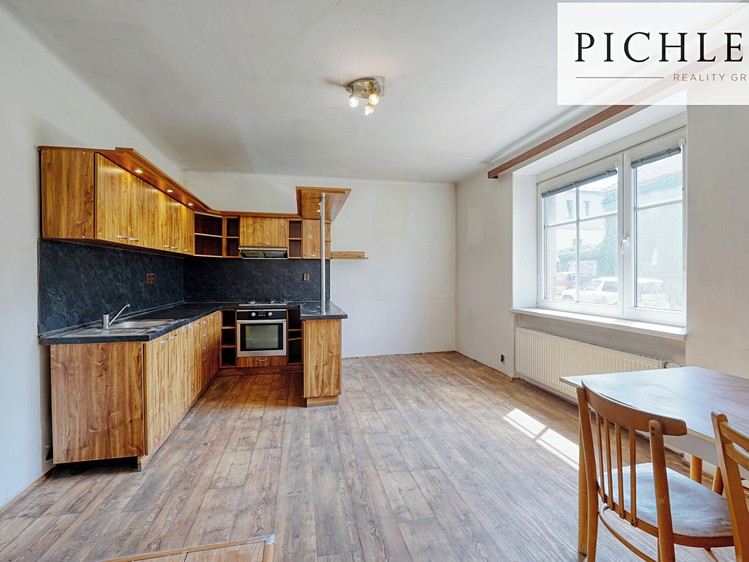 Prodej rodinného domu 325 m², pozemek 950 m² - foto 2