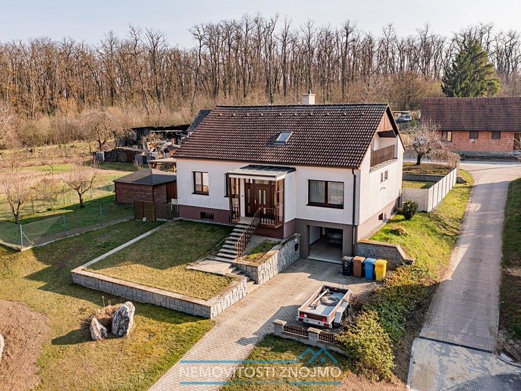 Prodej rodinného domu 141 m², pozemek 926 m² - foto 1