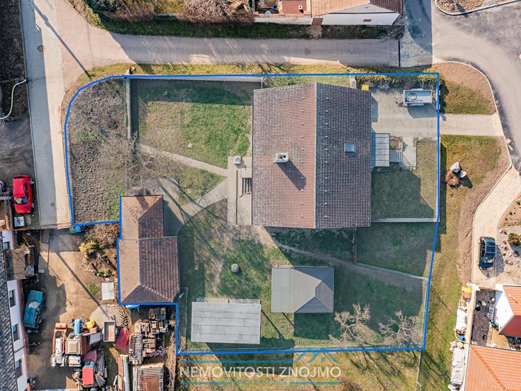 Prodej rodinného domu 141 m², pozemek 926 m² - foto 2