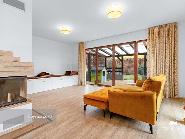 Prodej rodinného domu 249 m², pozemek 774 m² - foto 2