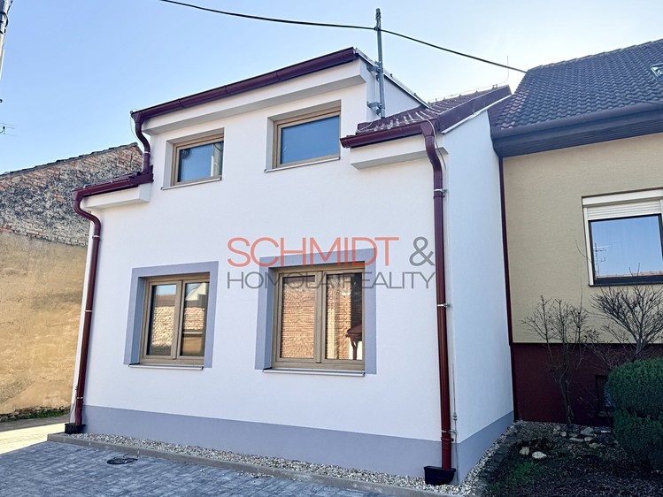 Pronájem rodinného domu 104 m², pozemek 126 m² - foto 1