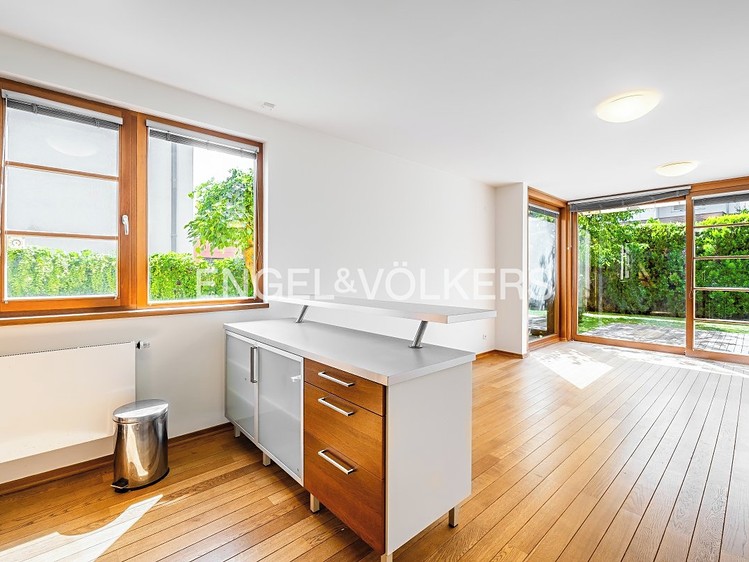 Pronájem rodinného domu 350 m², pozemek 358 m² - foto 2