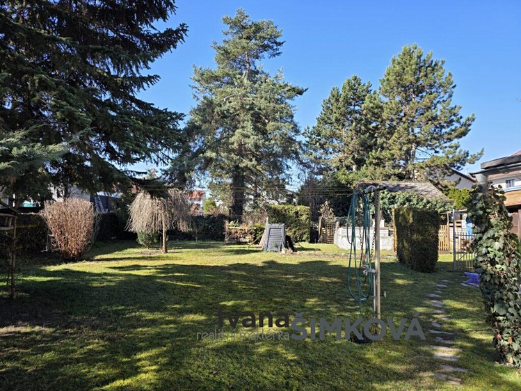 Prodej stavebního pozemku 910 m² - foto 1
