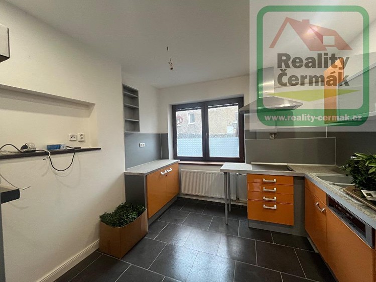 Pronájem rodinného domu 220 m², pozemek 240 m² - foto 2