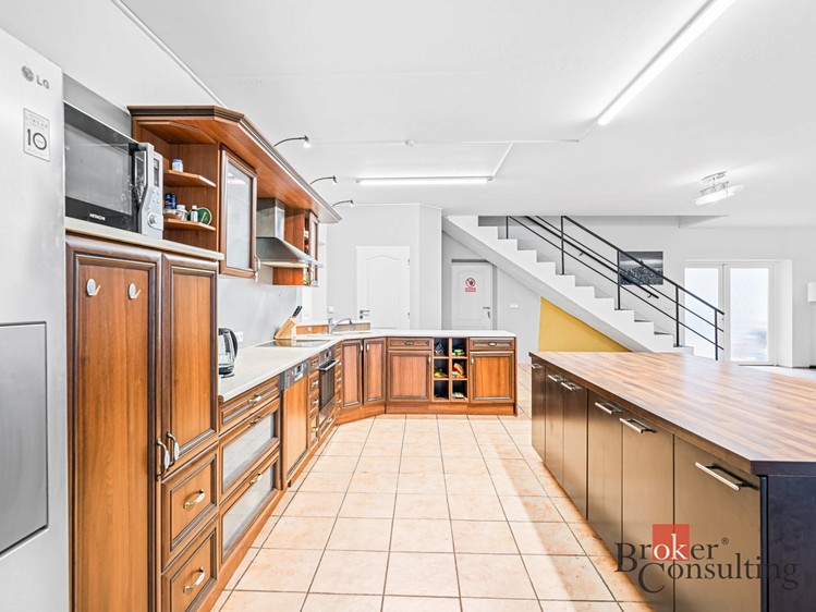 Pronájem rodinného domu 350 m², pozemek 1 500 m² - foto 3