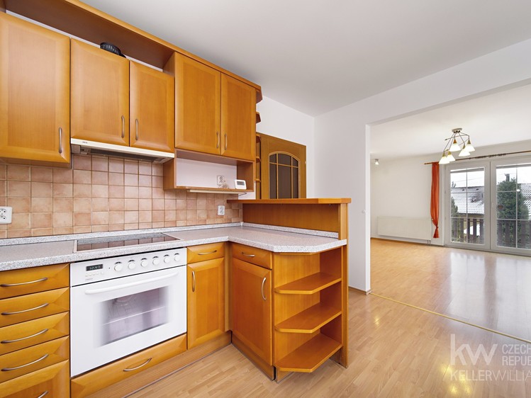 Pronájem rodinného domu 240 m², pozemek 1 002 m² - foto 2