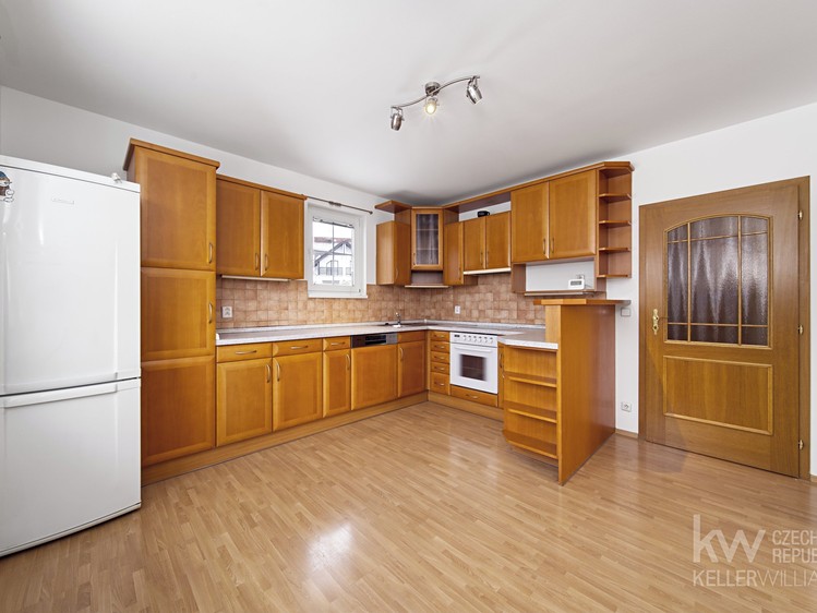 Pronájem rodinného domu 240 m², pozemek 1 002 m² - foto 1