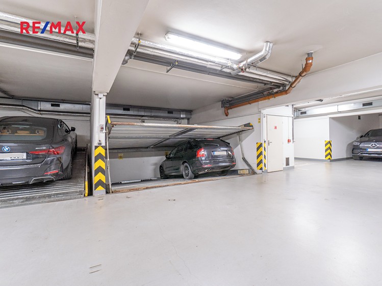 Prodej garážového stání 12 m² - foto 1