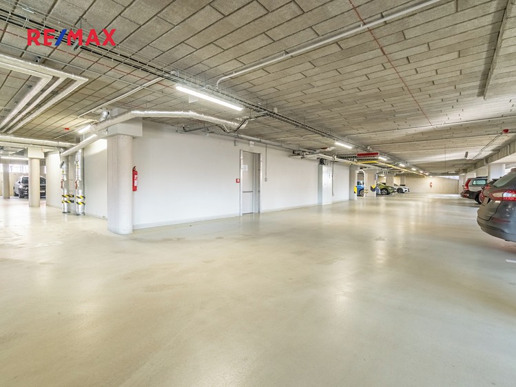 Pronájem garážového stání 15 m² - foto 4