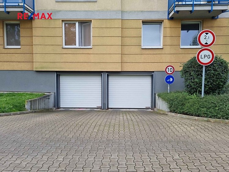 Pronájem garážového stání 15 m² - foto 1