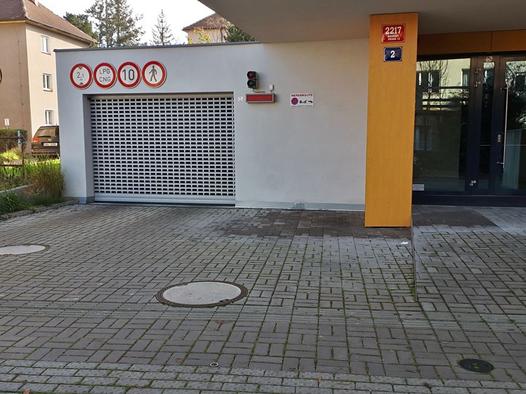 Pronájem garážového stání 13 m² - foto 4
