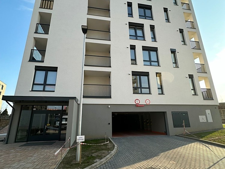 Pronájem garážového stání 15 m² - foto 3