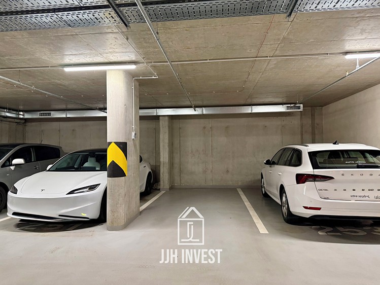 Pronájem garážového stání 15 m² - foto 1
