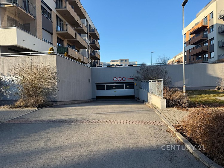Pronájem garážového stání 10 m² - foto 1