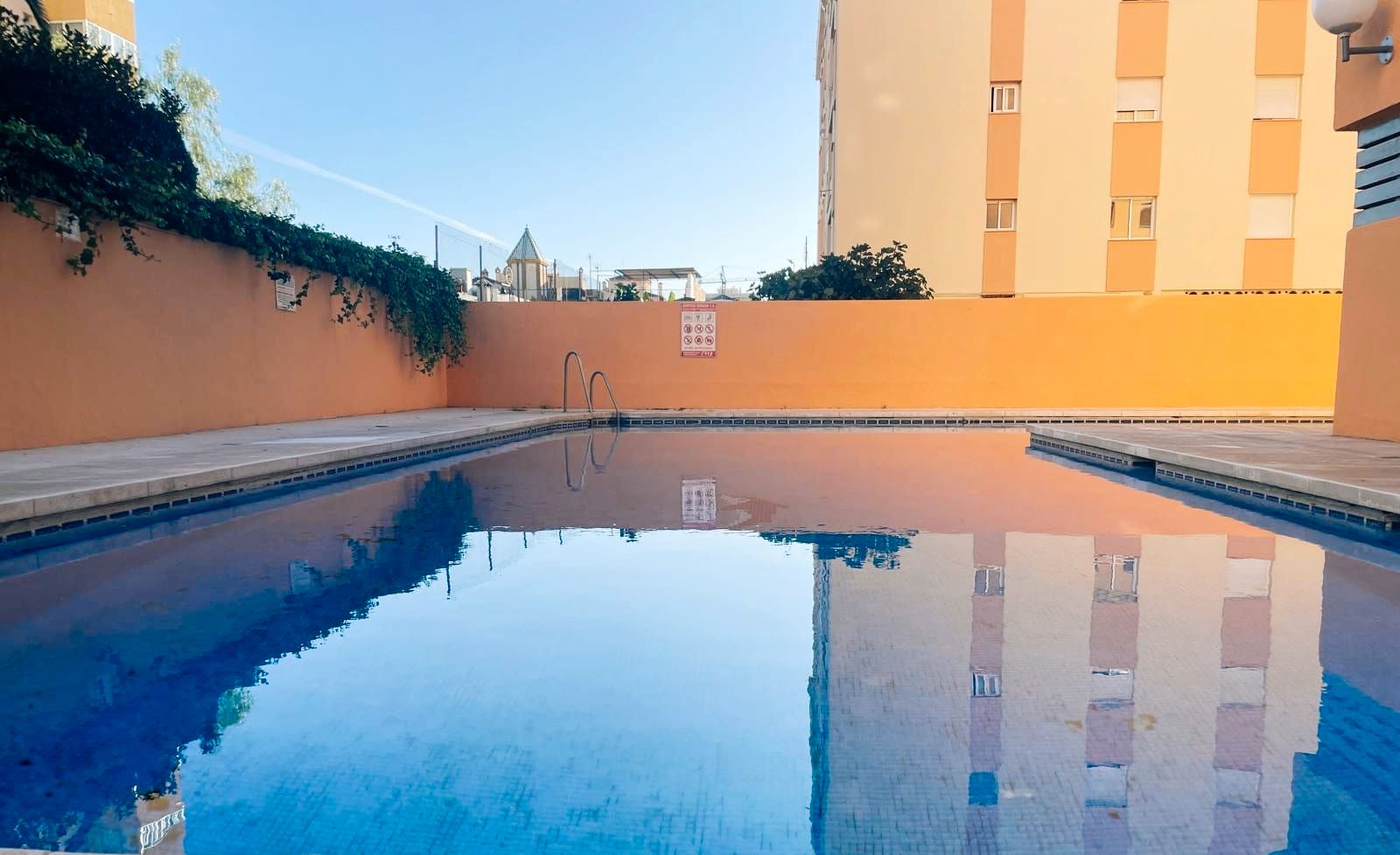 ¡Fantástico piso en pleno centro de Fuengirola, zona Recinto Ferial! 🌟🏠Tiene 90 m² construidos y 74 m² útiles 🛏️ Cons - foto 2