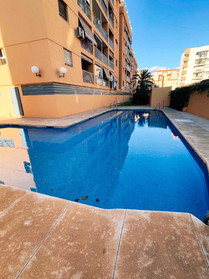 ¡Fantástico piso en pleno centro de Fuengirola, zona Recinto Ferial! 🌟🏠Tiene 90 m² construidos y 74 m² útiles 🛏️ Cons - foto 5