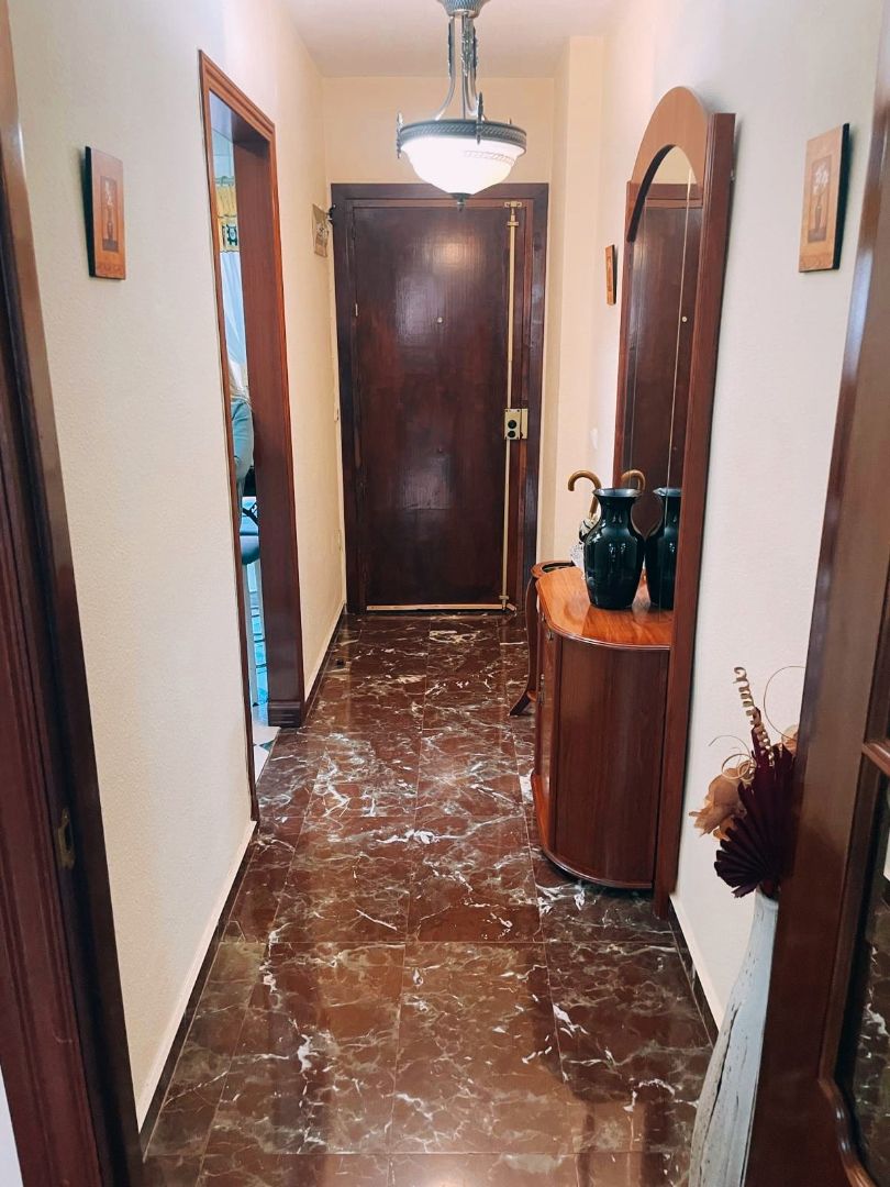 ¡Fantástico piso en pleno centro de Fuengirola, zona Recinto Ferial! 🌟🏠Tiene 90 m² construidos y 74 m² útiles 🛏️ Cons - foto 6