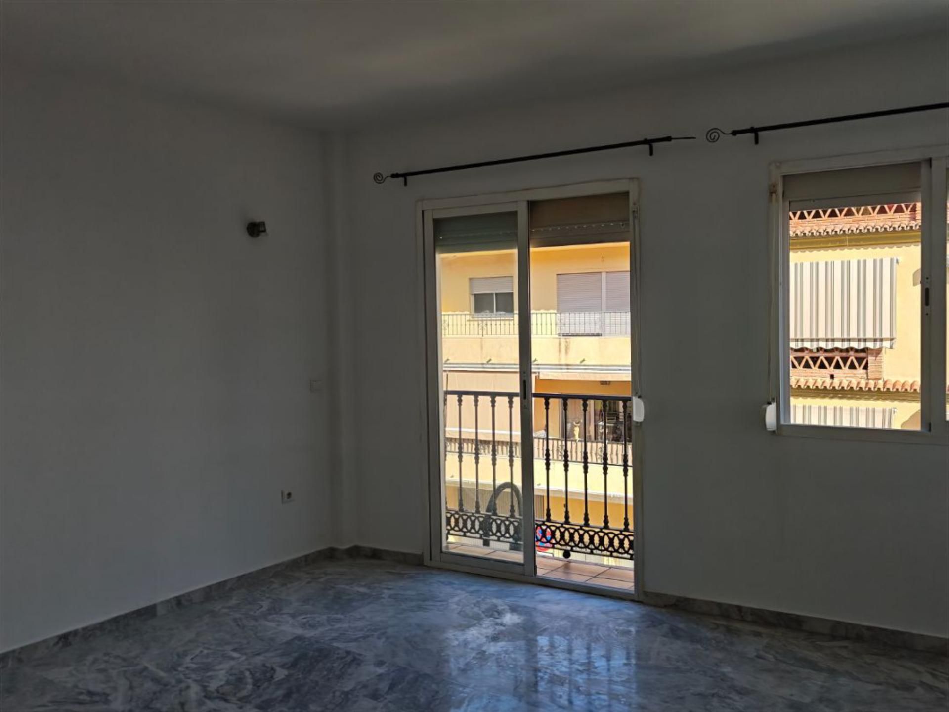 VIVIENDA EXCLUSIVA DE 3 DORMITORIOS PLAZA DE GARAJE
Orientación Suroeste – Las Lagunas (Fuengirola Mijas Costa)
Presen - foto 2