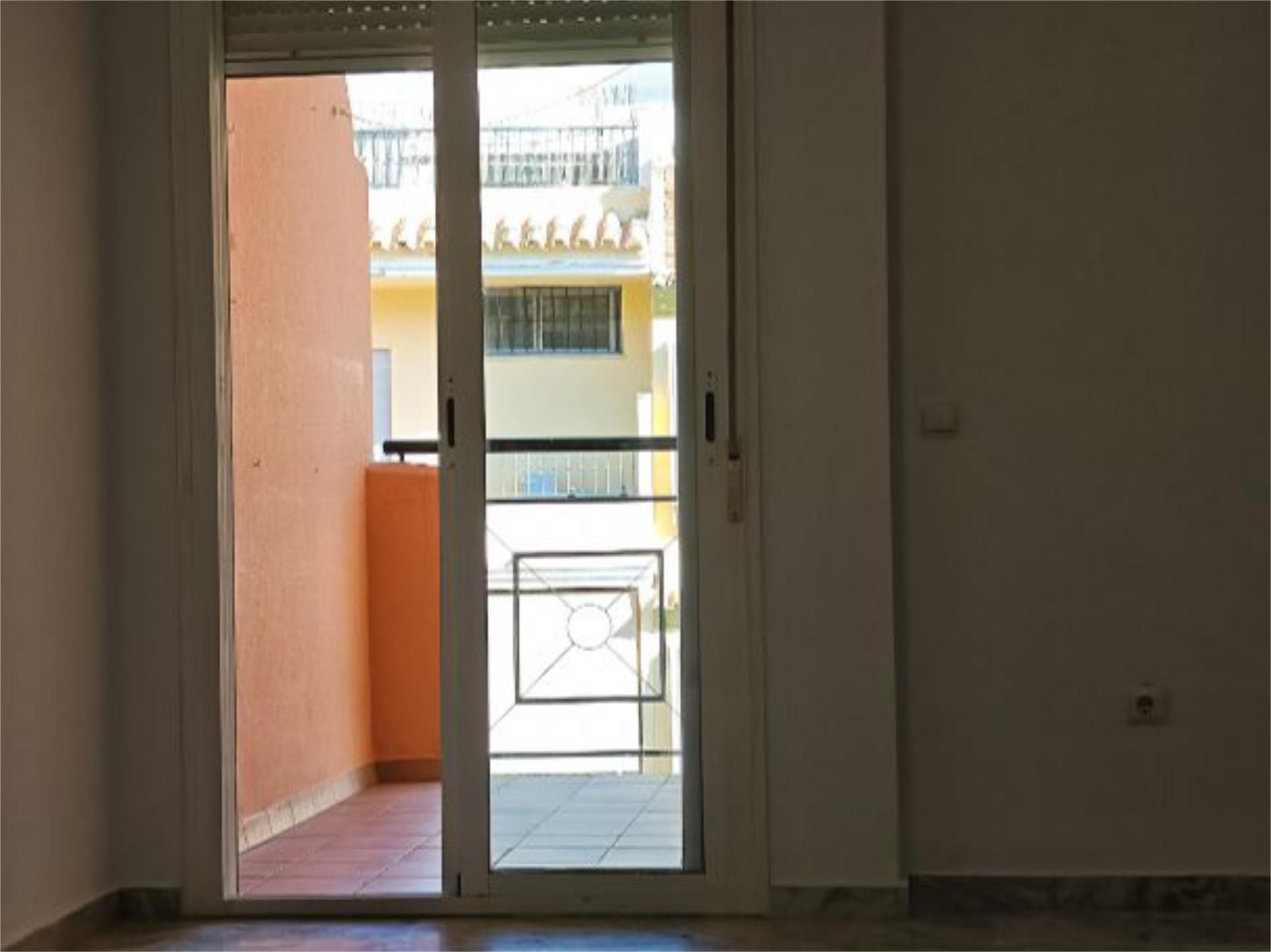VIVIENDA EXCLUSIVA DE 3 DORMITORIOS PLAZA DE GARAJE
Orientación Suroeste – Las Lagunas (Fuengirola Mijas Costa)
Presen - foto 5