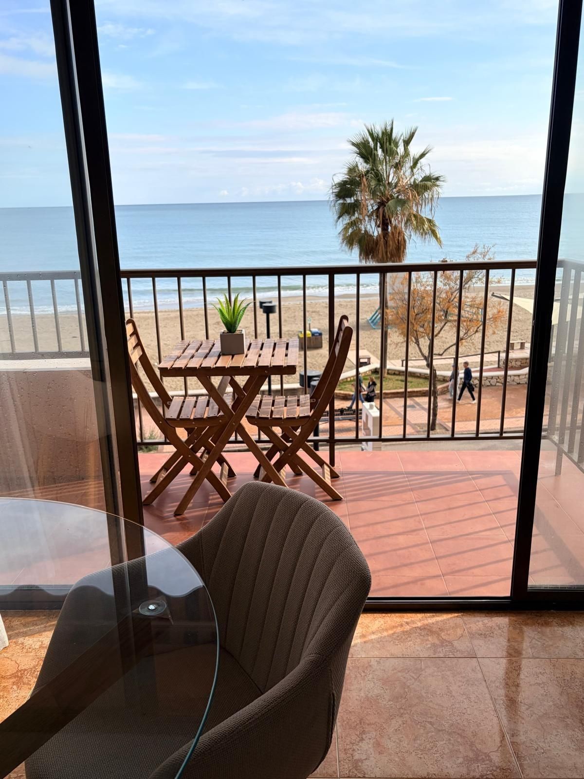 ¡Descubre tu nuevo hogar en el corazón del Paseo Marítimo de Fuengirola!
Este hermoso piso se encuentra a solo unos pas - foto 1