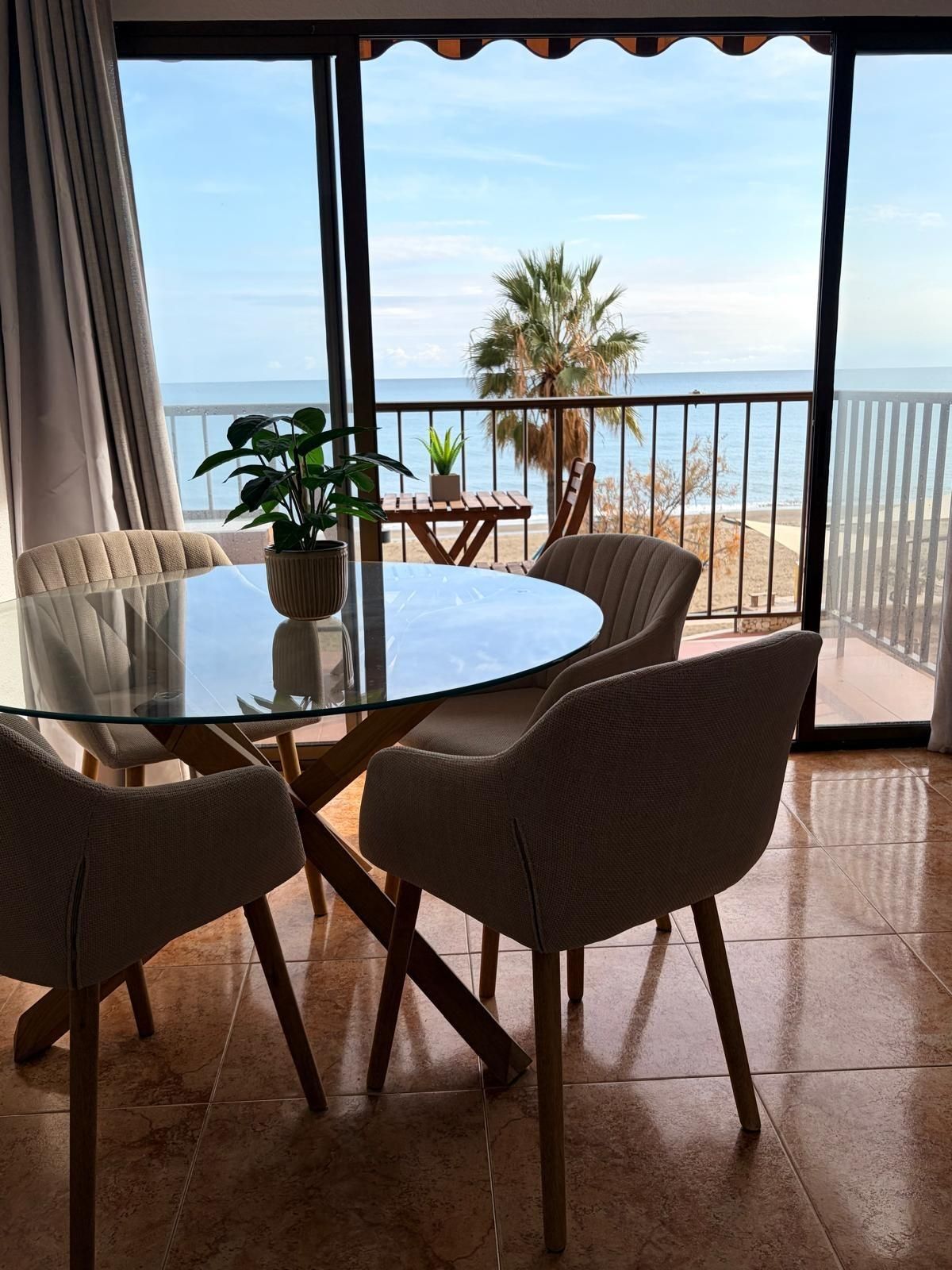 ¡Descubre tu nuevo hogar en el corazón del Paseo Marítimo de Fuengirola!
Este hermoso piso se encuentra a solo unos pas - foto 2