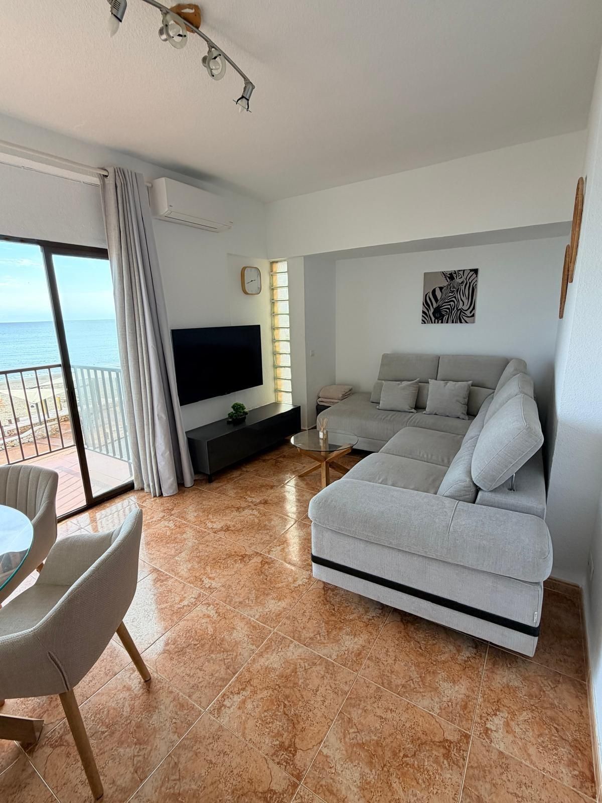 ¡Descubre tu nuevo hogar en el corazón del Paseo Marítimo de Fuengirola!
Este hermoso piso se encuentra a solo unos pas - foto 3