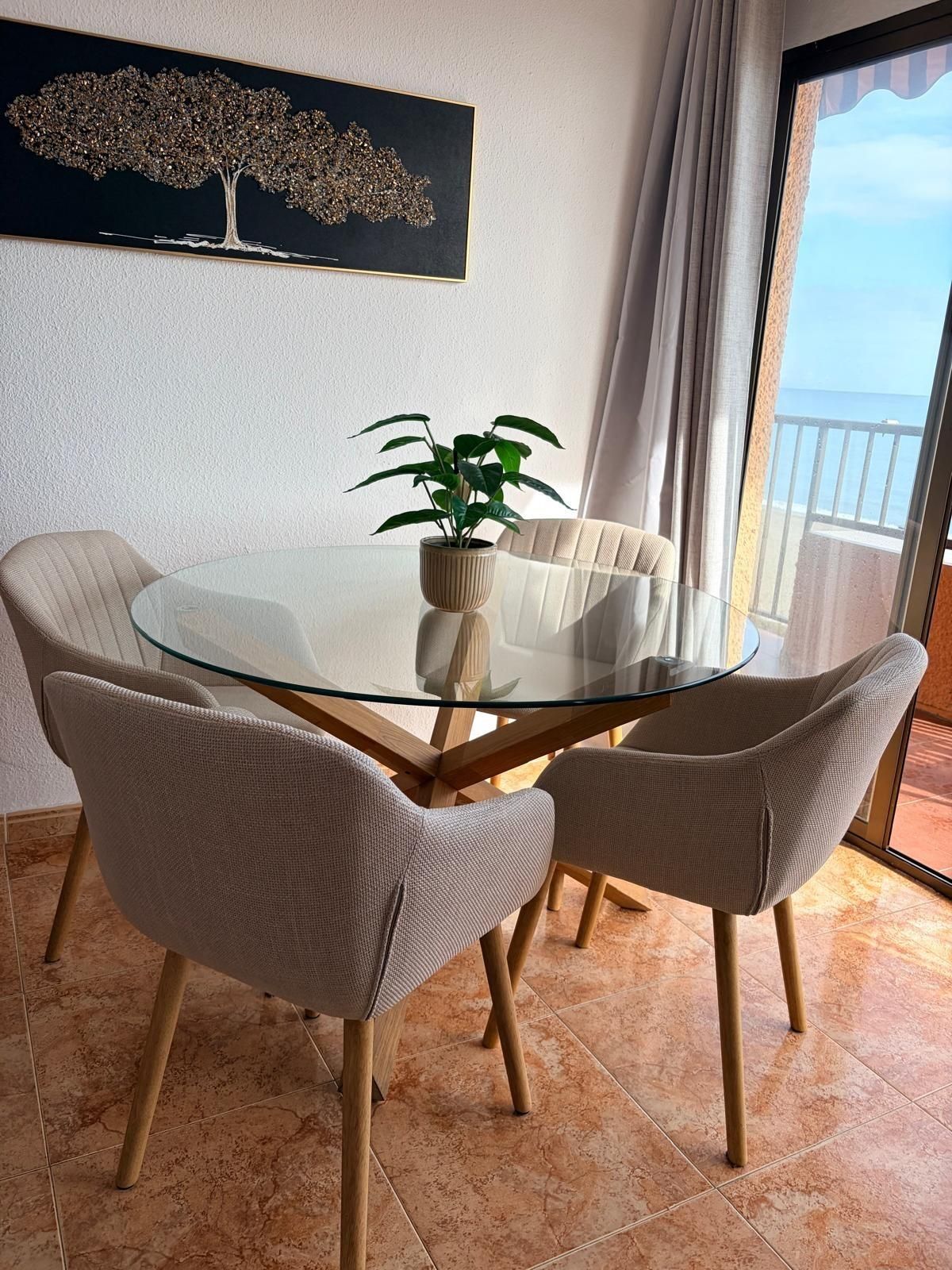 ¡Descubre tu nuevo hogar en el corazón del Paseo Marítimo de Fuengirola!
Este hermoso piso se encuentra a solo unos pas - foto 6