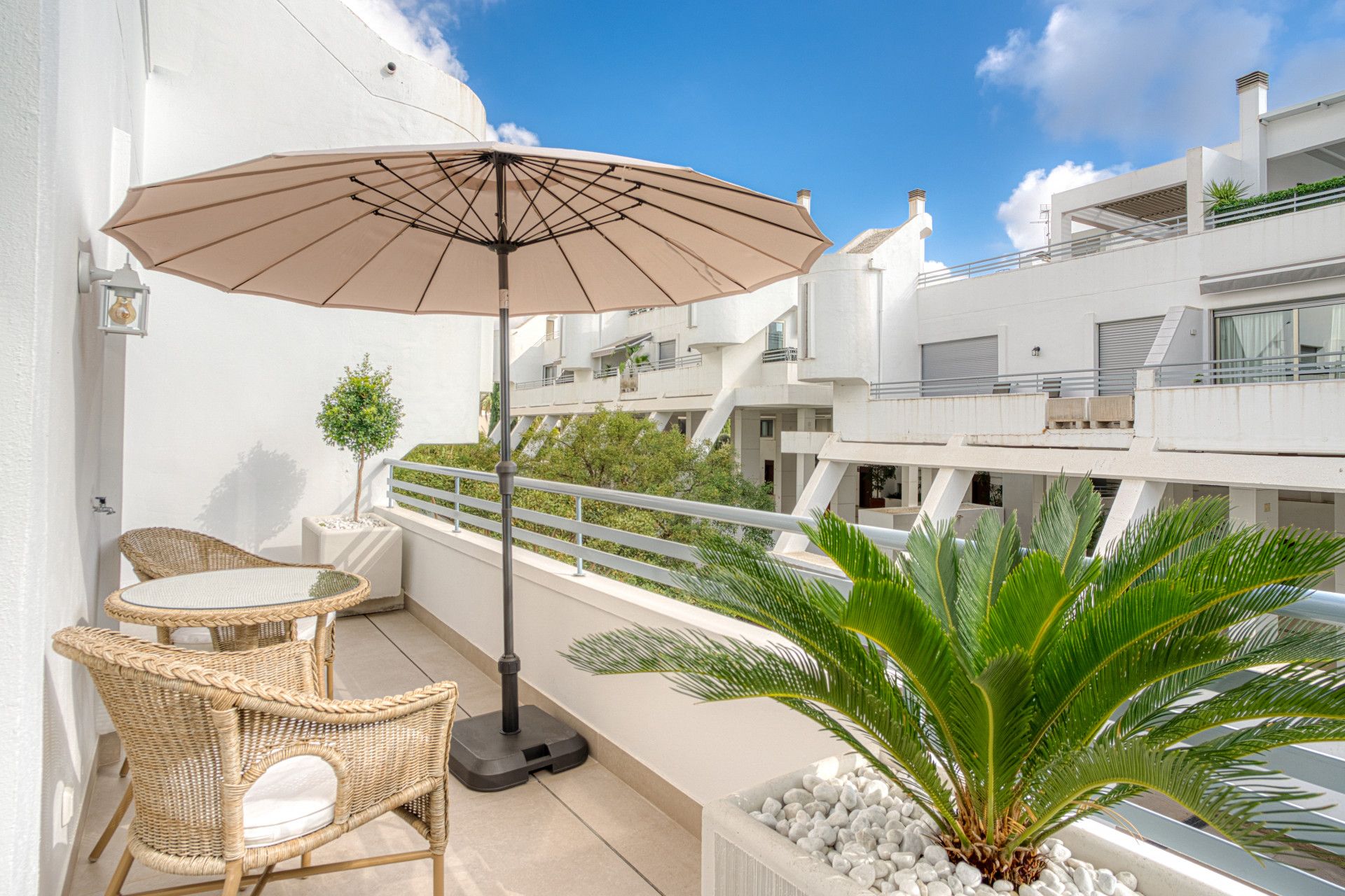 Hermoso ático dúplex orientado al oeste, situado en la exclusiva zona de La Cala Golf, uno de los desarrollos más tranqu - foto 5