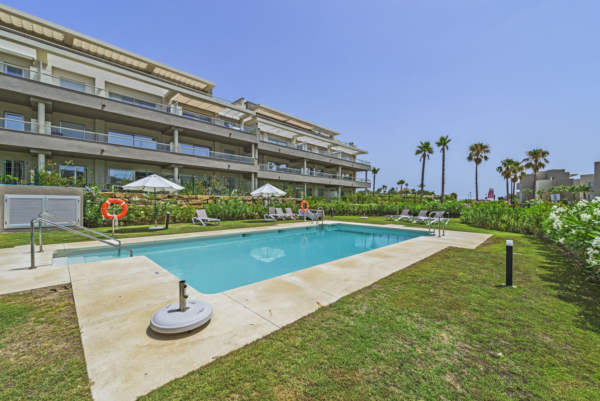 Este elegante apartamento de dos dormitorios se encuentra en el prestigioso La Cala Golf Resort, en Mijas Costa, Málaga. - foto 1